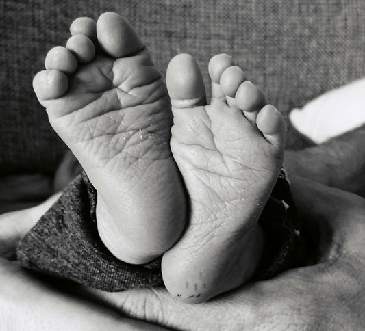 moeder geeft borstvoeding aan pasgeboren baby, borstvoeding lukt niet altijd vanzelf