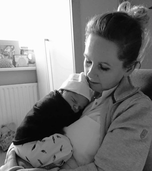 pasgeboren baby van dichtbij, waarom mensenbaby's hulpeloos geboren worden
