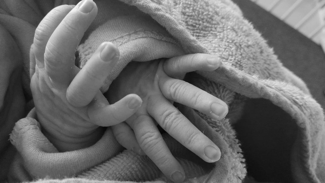 zwart wit afbeelding van kleine babyhandjes