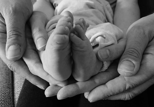 slapende baby met babyvoetjes, slaapregressie of ontwikkelingssprong