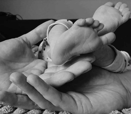 baby dicht bij moeder, vertrouwen in het natuurlijke systeem van je baby