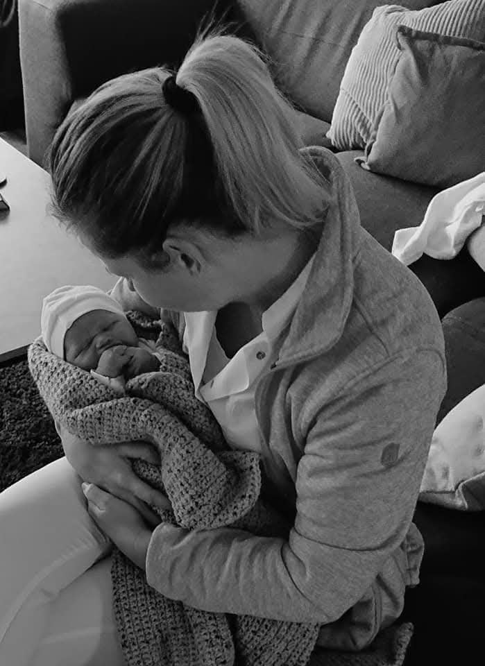 pasgeboren baby van dichtbij, baby hikt en dat is normaal
