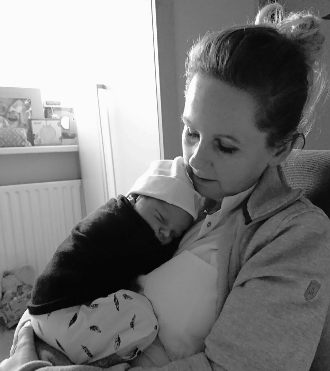 Afbeelding van Anne-Wil Jansen met 1 van haar kraam baby's 